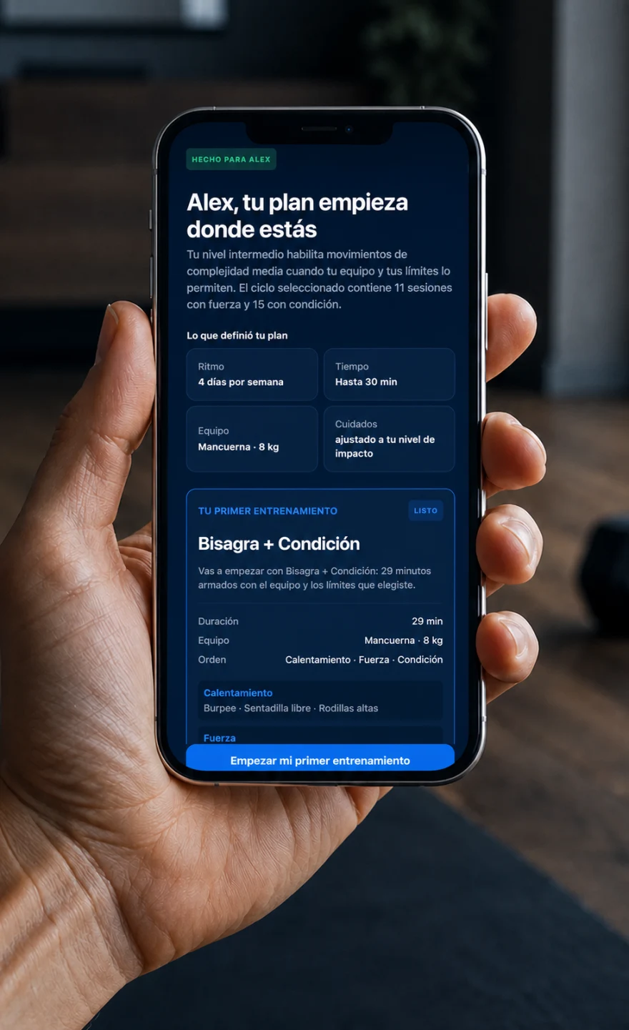 Una persona sostiene un teléfono con la pantalla real de FORTTYX mostrando un plan de entrenamiento personalizado.